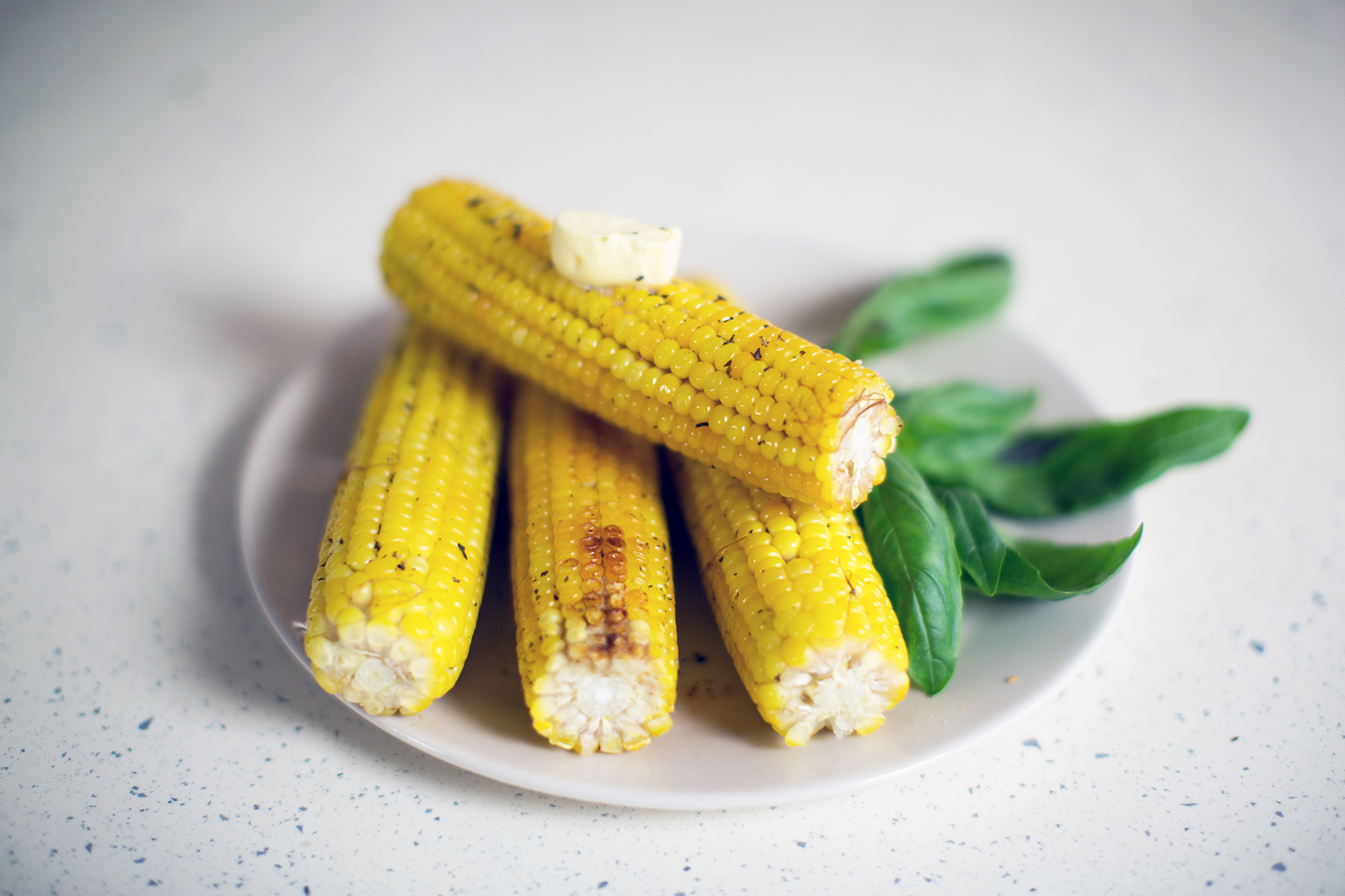 Очистити кукурудзу від листя, загорнути кожен качан у фольгу і поставити в духовку разом з індичкою. У качані кукурудзи в середньому міститься близько 160 ккал.